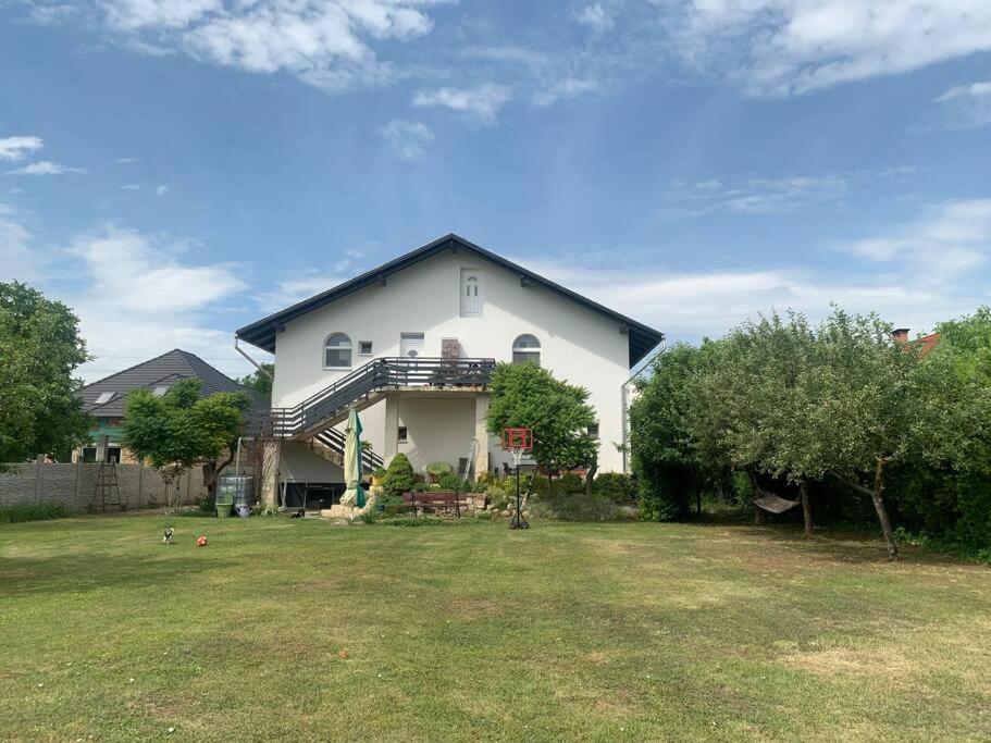 Érd - Csendes, kényelmes családi ház Apartamento Exterior foto